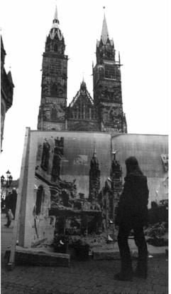 Ein großformatiges Foto vor der Nürnberger Lorenzkirche zeigt dieselbe, völlig zerbombte Kirche nach der letzten großen Schlacht des Zweiten Weltkriegs (undatiertes Archivfoto). 75.000 Soldaten der US-Armee vernichteten vom 16.04. bis zum 20.04.1945 die letzte "Nazi-Hochburg" Nürnberg. (Foto: dpa)