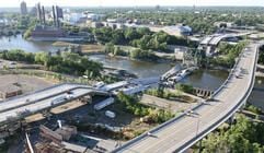 Der 140 Meter lange Mittelabschnitt der Brücke brach ein und fiel dann in mehreren Trümmerstücken aus bis zu 19 Meter Höhe ins Wasser. (Foto: dpa)
