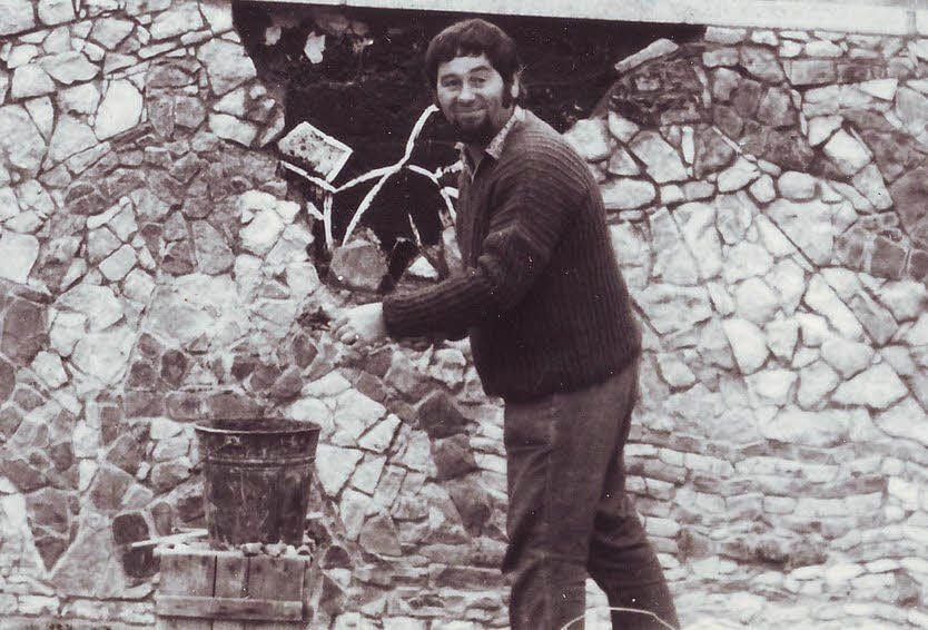 Hänschen Hahn bei der Arbeit am Wandrelief am Dreieck (1970).