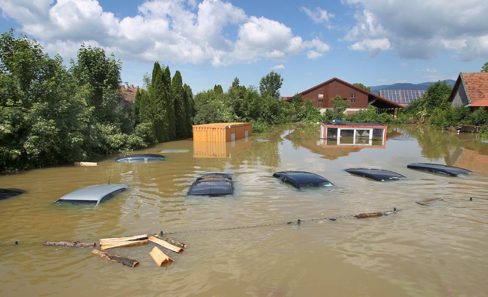 Dächer von Autos sind am 5. Juni 2013 im überfluteten Deggendorf (Bayern) zu sehen.