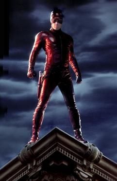 Das undatierte Szenenfoto zeigt den maskierten Rächer Daredevil (Ben Affleck), der in dem neuen, gleichnamigen Kinofilm auf dem Dach eines Hochhauses steht. Daredevil führt ein Doppelleben: Nachts jagt er als akrobatischer Superheld auf den Straßen New Yorks Verbrecher; tagsüber kämpft er als blinder Anwalt Matt Murdock im Großstadt-Dschungel für die Entrechteten. Mark Steven Johnson übernahm für die filmische Adaption der Daredevil-Comic-Serie, die 1964 erfunden wurde, nicht nur das Drehbuch, er zeichnet sich auch für die Regie verantwortlich. Der Film läuft am 20.03.2003 in den deutschen Kinos an. (Foto: dpa)