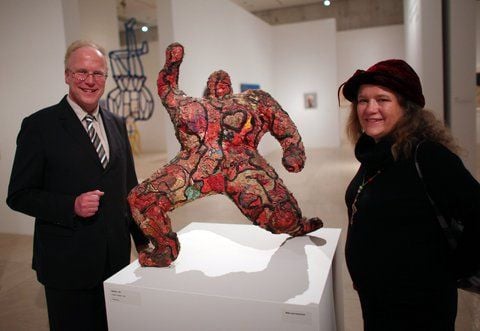 Die Tochter von Niki de Saint Phall, Laura Duke (r), und der Museumsdirektor Achim Sommer schauen sich im Max-Ernst-Museum in Brüh die Plastik «Nana» an. Die Retrospektive «Niki de Saint Phalle - Spiel mit mir» ist vom 15.01. bis 03.06.2012 zu sehen. (FOTO: DPA)