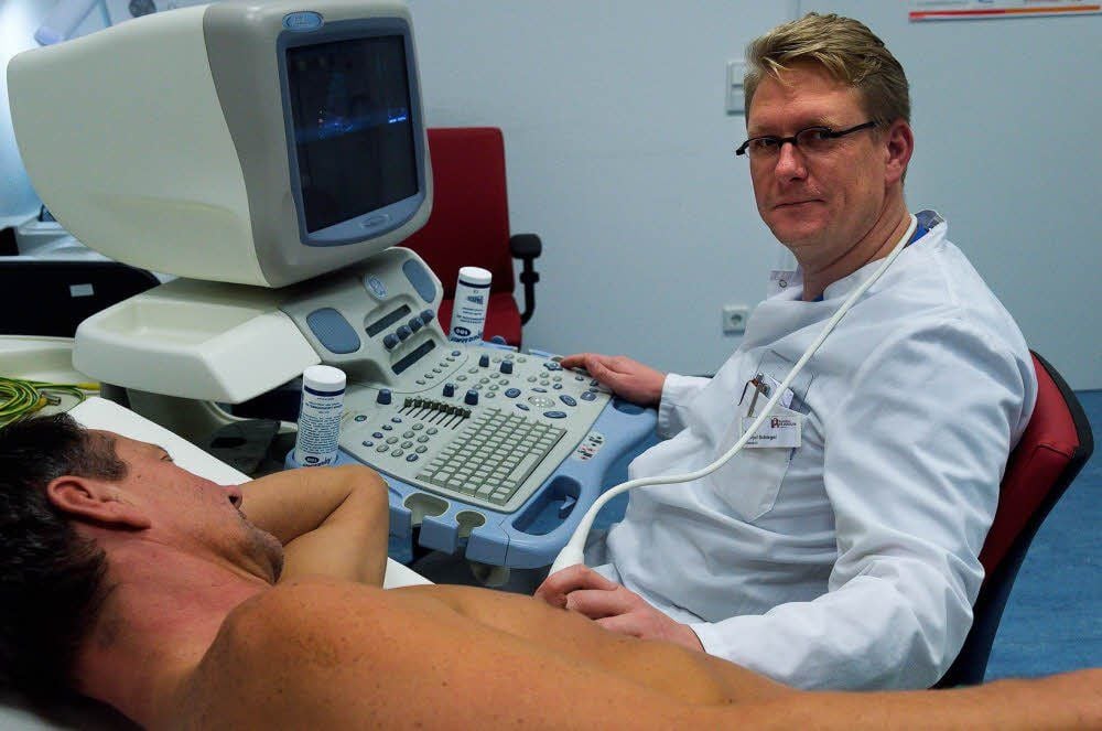 Vor allem Männer ab 50 Jahren sollten regelmäßig ihr Herz checken lassen. Allein im Carl-von-Basedow-Klinikum werden jedes Jahr 4.000 Herz-Kreislauf-Patienten behandelt.