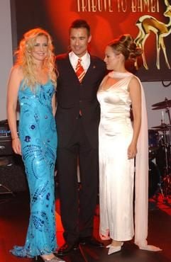 «Tribute»-Patin Sonja Kirchberger (r), Designerin Jette Joop und Moderator Kai Pflaume am Mittwoch (26.11.2003) in Hamburg auf der Bühne anlässlich des Charity-Ereignisses «Tribute to Bambi». Jette Joop spendierte einen von ihr und ihrem Vater bemalten Smart, den Hauptgewinn. Mit einer Benefiz-Nacht hatte der erste Teil des diesjährigen Bambi-Spektakels begonnen. Rund 1000 Gäste aus Show und Medien waren am Vorabend der Preisverleihung zur «Tribute to Bambi»-Nacht geladen. Sämtliche Erlöse des Abends, mehr als 100 000 Euro, kommen dem gegen Kindesmissbrauch kämpfenden Verein Dunkelziffer zu Gute. Der Bambi 2003 wird am Donnerstag im «Theater im Hafen» verliehen. (Foto: dpa)