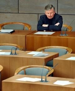 Der damals parteilose Abgeordnete Jürgen Möllemann sitzt am 14.5.2003 im Düsseldorfer Landtag (Archivbild). (Foto: dpa)