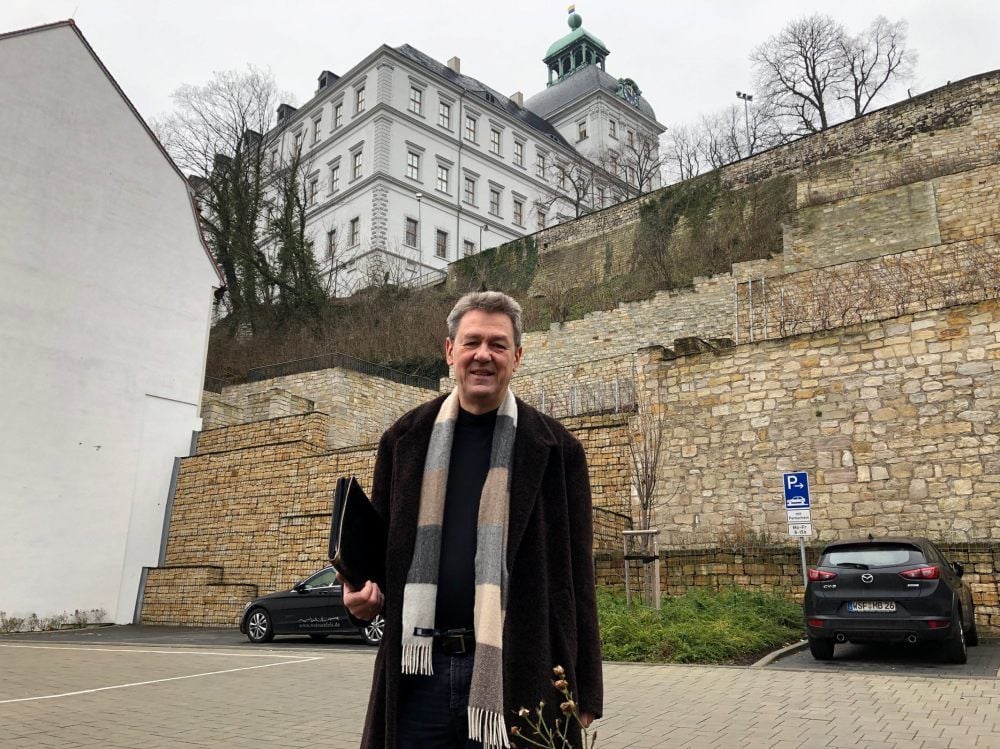 Chefarzt Dr. Felix M. Böcker vom Burgenlandklinikum ist in Weißenfels auf Stand-ortsuche.