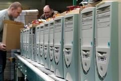 In der Computerfirma Lintec werden Personalcomputer verpackt. (Archivbild) (Foto: dpa)