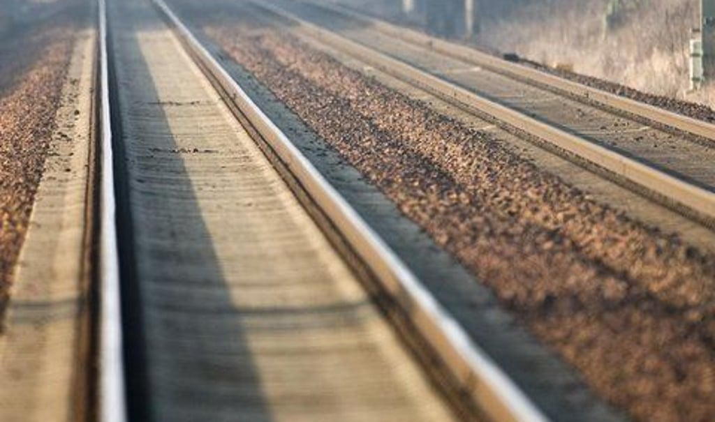 In der Nähe des Bahnübergangs Karower Straße /Ecke Uhlandstraße in Genthin sind am Sonntag (24. Oktober) gegen 10 Uhr menschliche Leichenteile auf der Bahnstrecke Berlin- Hannover gefunden worden sein.