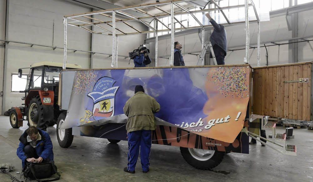 Neue Seitenplanen, neues Da ch, neuen Bodenbelag für den zum RKC-Motivwagen herausgeputzten alten Lkw-Anhänger - so lautete die Herausforderung für Michael Wasian und das Team von MDR „Sachsen-Anhalt heute“.