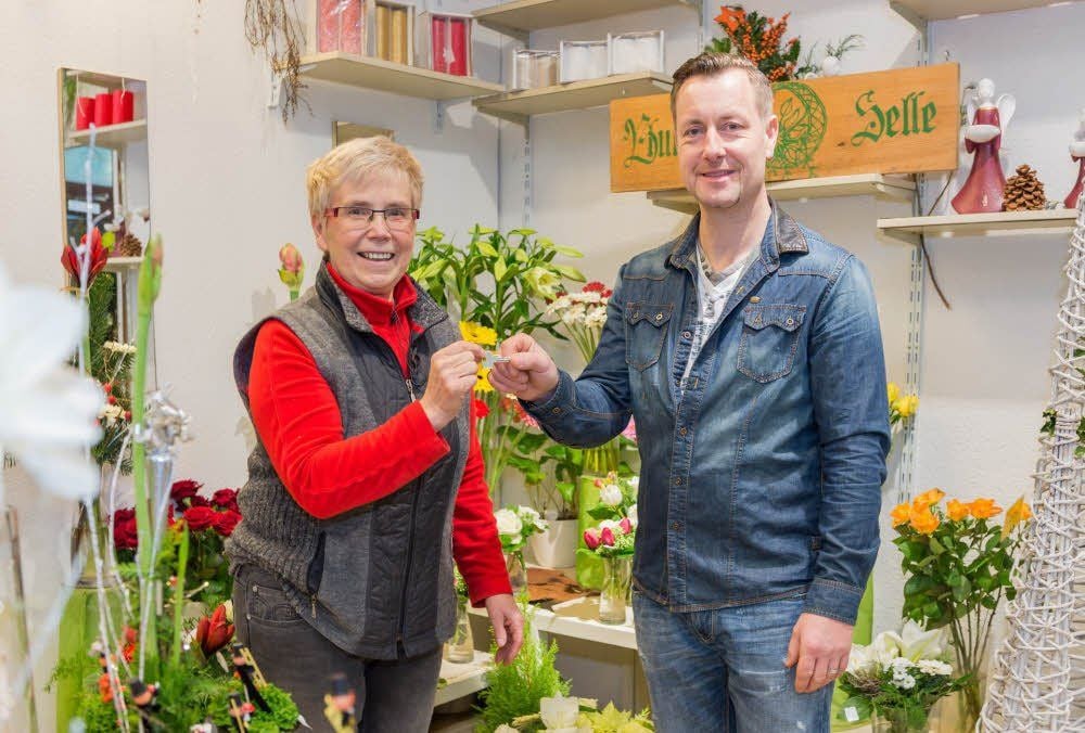 Sabine Henschke reicht den Schlüssel des Blumenhauses an Thomas Winzer weiter.