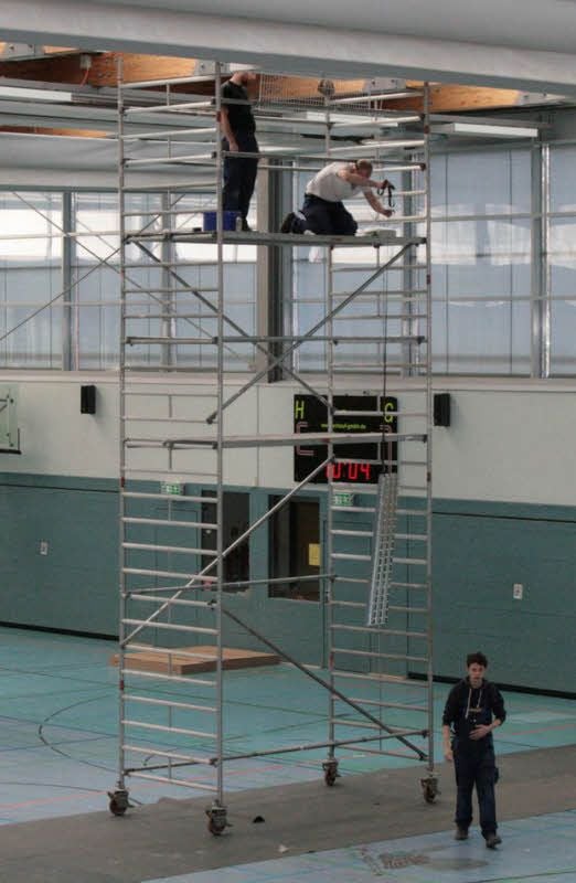 In den Winterferien installierten Mitarbeiter der Elektrotechnik Quedlinburg GmbH in der Bodelandhalle LED-Lampen und überarbeiteten die Steuer- und Regeltechnik .