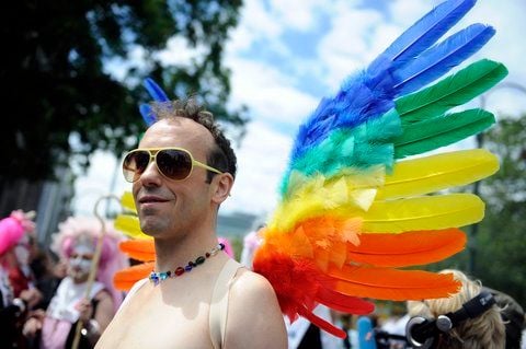 Nicht als Fahne, sondern als Federschmuck trägt diese Mann die Regenbogenfarben, das Symbol der Lesben- und Schwulenbewegung. (FOTO: DPA)