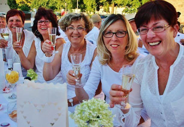 Auch Petra Stein, Bärbel Brzezinski, Angelika Priese, Kerstin Preuße und Petra Hamann (v.r.) amüsieren sich prächtig beim White Dinner.