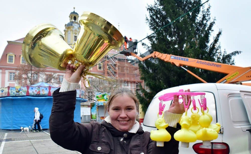 Zum ersten Mal als Schaustellerin dabei: Ivonne Groß aus Staßfurt bietet Entenangeln auf dem Weißenfelser Weihnachtsmarkt an.