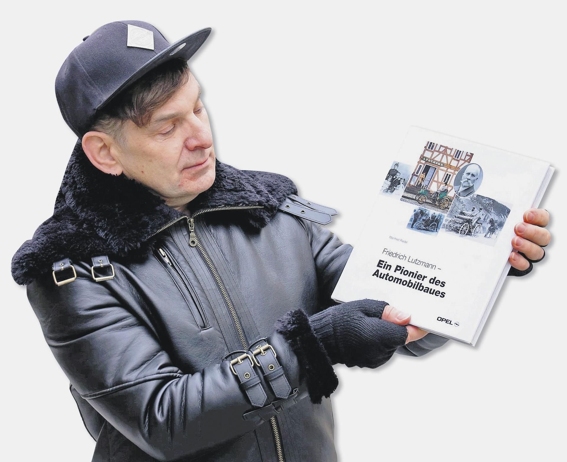Michael Bunge mit einem Buch über Lutzmann. Es ist vom Opelwerk gespendet.