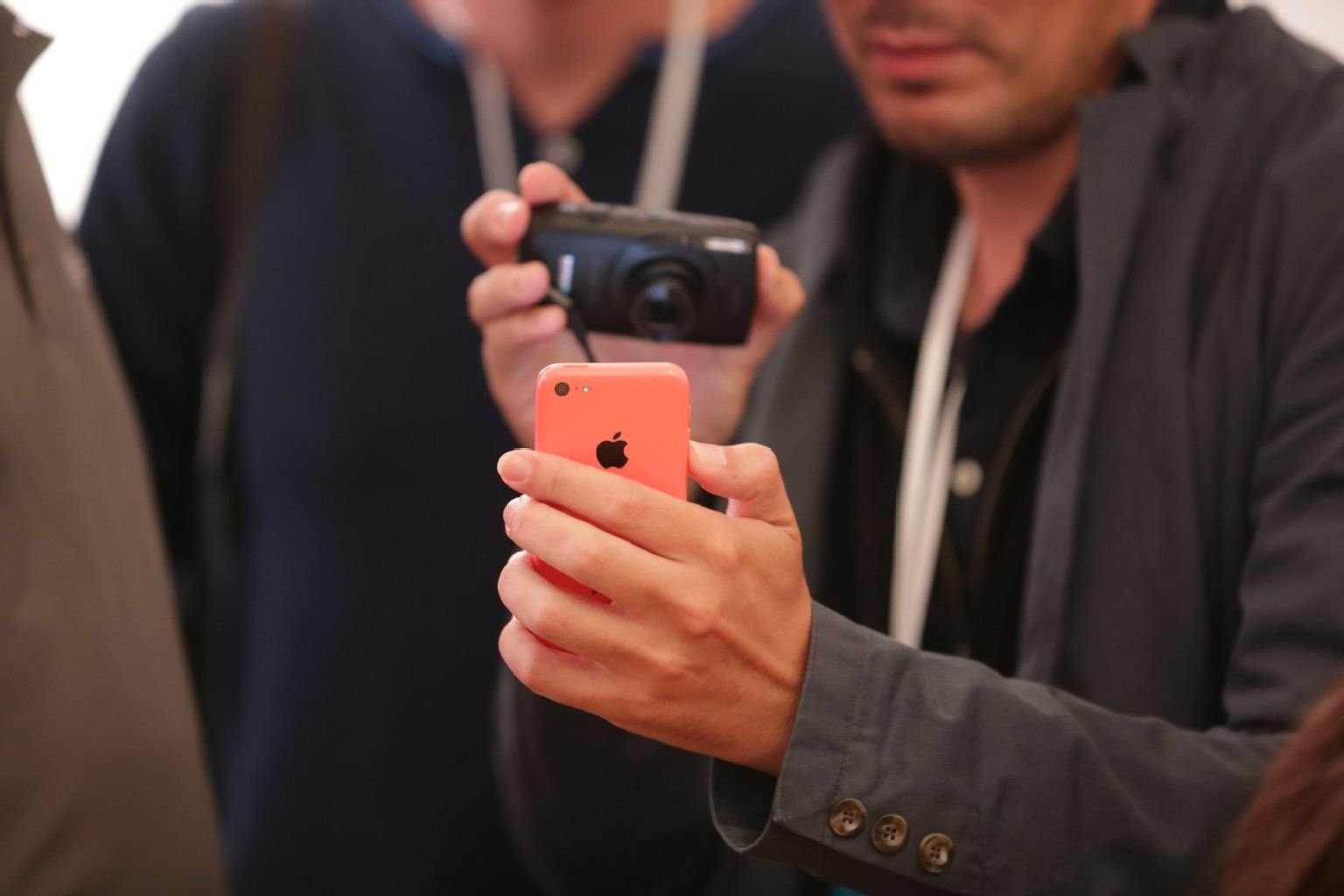 Ein Medienvertreter fotografiert am 10.09.2013 im Apple Store in Berlin ein neues iPhone 5C.