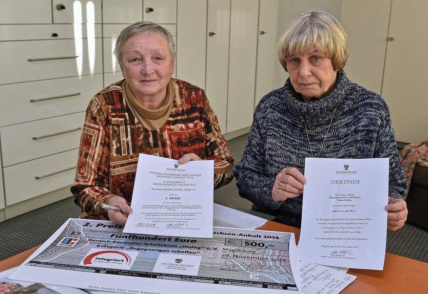 Tatjana Schewtschenko (l.) und Erika Karsuntke freuen sich über die Auszeichnung, die der Verein „Dialog“ in Magdeburg erhielt.