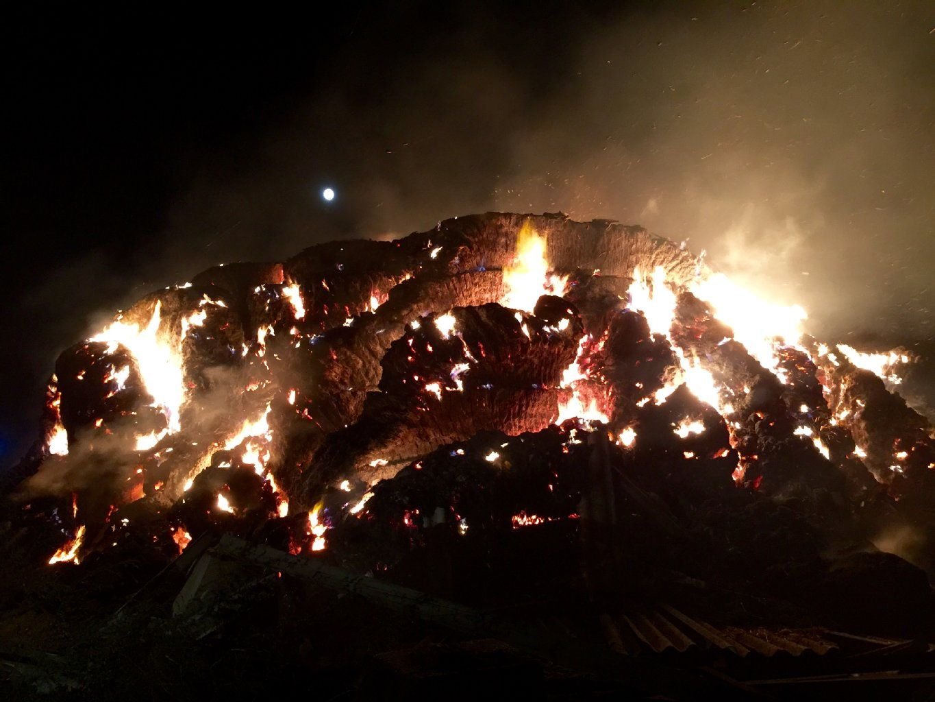 In Barnstädt ist ein Scheune mit 500 Strohballen abgebrannt. Das Gebäude ist durch das Feuer eingestürzt.