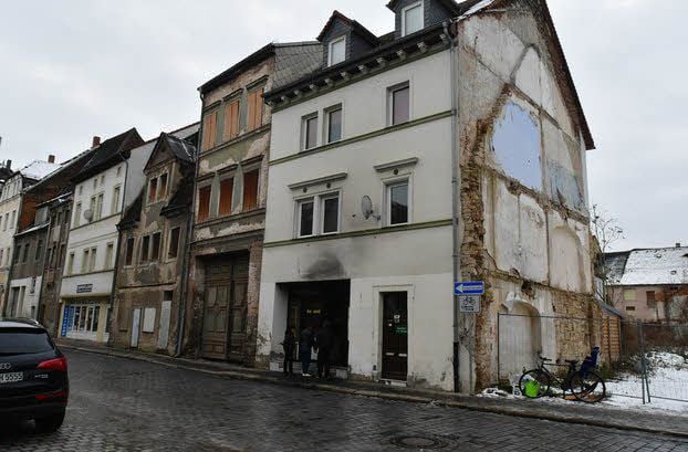 In diesem Wohn- und Geschäftshaus in der Weißenfelser Saalstraße brannte es in der Nacht zum Dienstag im Erdgeschoss.