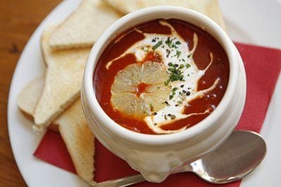 Eine Soljanka, die ukrainische Wurstsuppe mit Paprika, sauren Gurken und Zwiebeln. Die Soljanka gehört zu den beliebtesten ostdeutschen Gerichten; mittlerweile ist sie in ganz Deutschland bekannt. (FOTO: DPA)