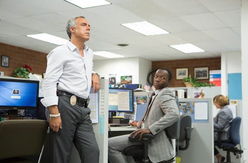 Titus Welliver (l.) ist der Star der Amazon-Serie „Bosch“.