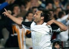 Valencias Francisco Javier feiert den Einzug ins UEFA-Cup-Halbfinale (Foto: dpa).