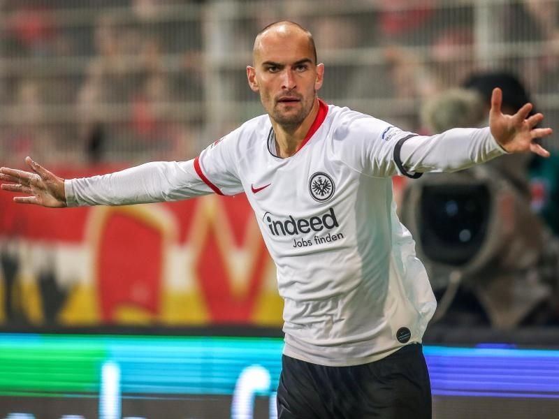 Bas Dost könnte bei Eintracht Frankfurt zurückkehren. Foto: Andreas Gora/dpa