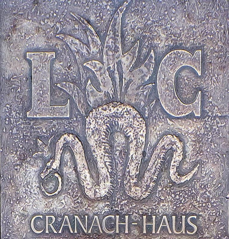 Diese Platte ist in den Gehweg vor dem Cranach-Haus, Markt 4, eingelassen.
