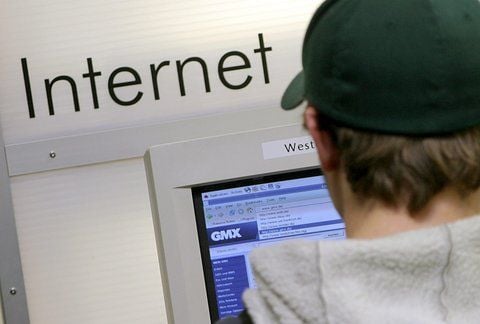 Mitfahr-Portale im Internet vermitteln schnell und oft kostenlos freie Plätze in Autos. Treffpunkt und Zielort sollten am besten an Orten mit Anbindung an den öffentlichen Nahverkehr liegen. (FOTO: DPA)