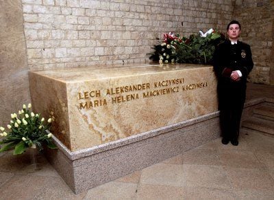 Die Grabstätte des Präsidenten Lech Kaczynski und seiner Frau Maria. (FOTO: DPA)
