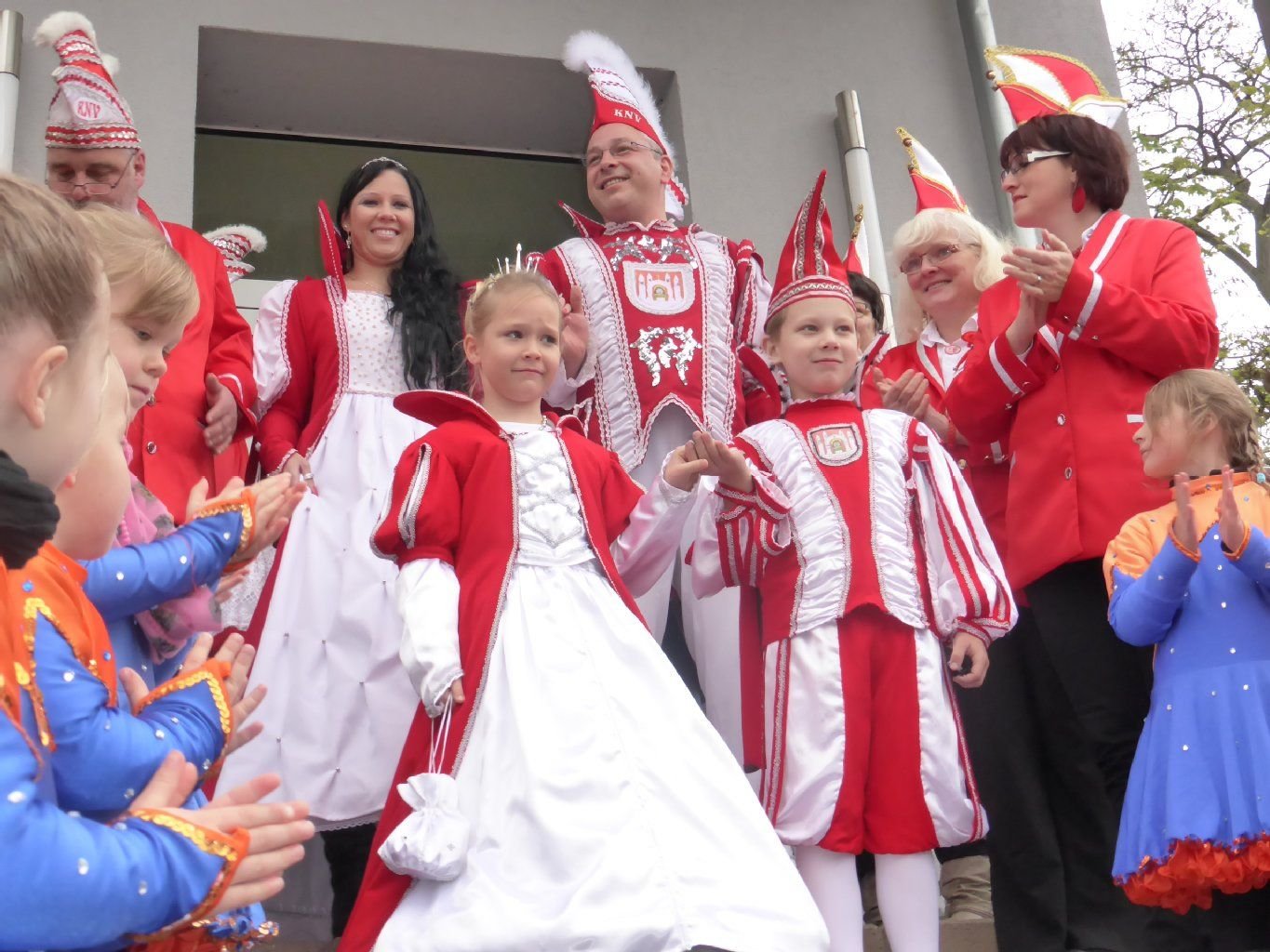 Sandra I. und Björn I., begleitet vom Kinderprinzenpaar Emilia und Bennett, vor der Stadtverwaltung in Merseburg