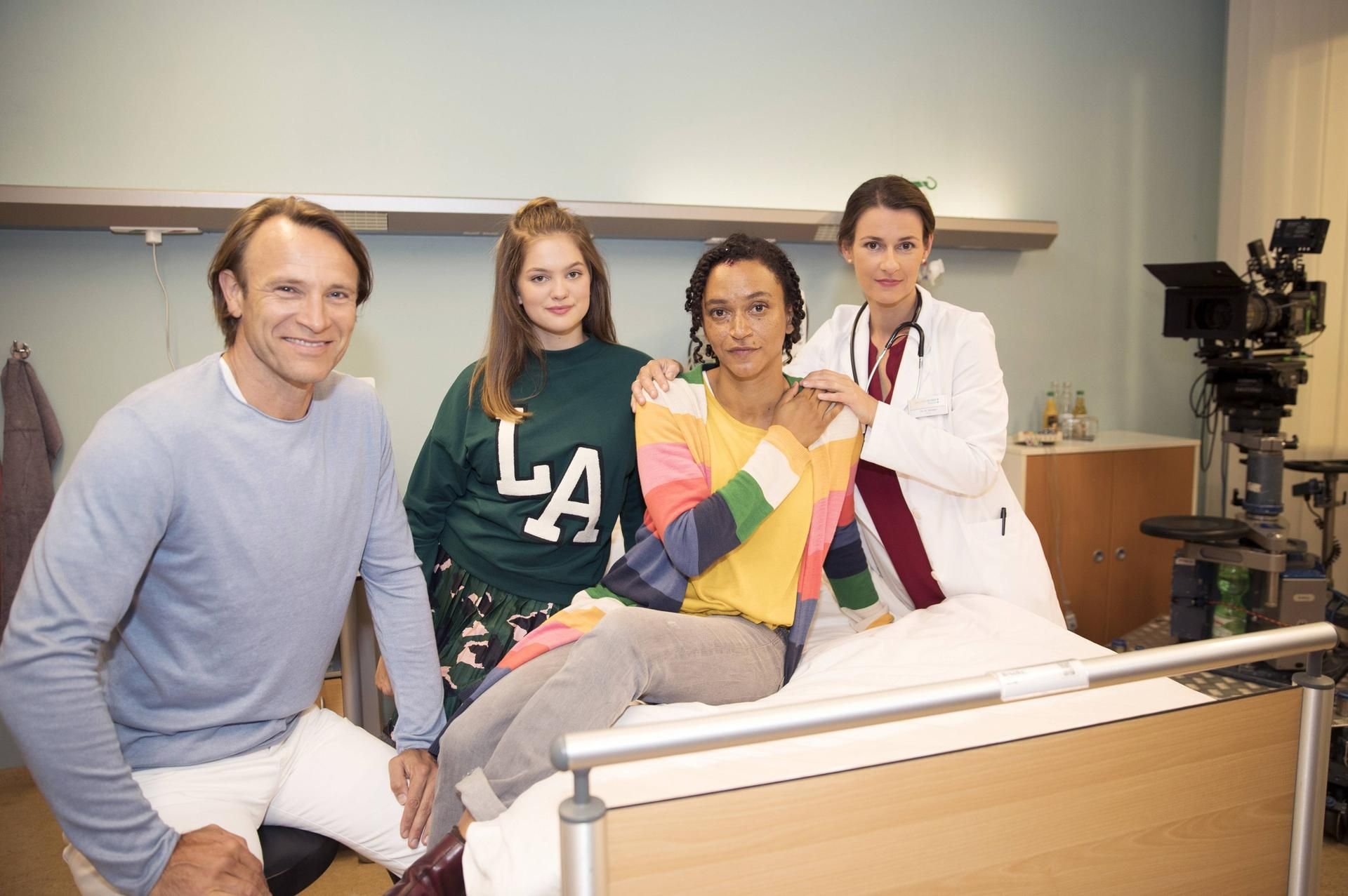 Bernhard Bettermann, Greta Short, Sarah Masuch und Annett Renneberg beim Settermin „In aller Freundschaft“ trifft „Lindenstraße“ im Juli 2017.
