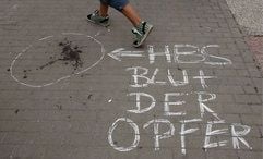Ein Passant geht vor dem alten Klubhaus in Halberstadt an der Stelle vorbei, an der in der Nacht zum 09. Juni 2007 eine Gruppe Schauspieler angegriffen und einige von ihnen zum Teil schwer verletzt wurden. (Foto: ddp)