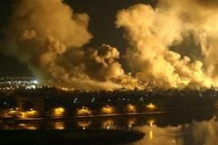 Rauchschwaden steigen am 21.03.2003 von einem Präsidentenpalast in Bagdad nach Luftangriffen auf (Archivfoto). Am 20. März 2003 griffen die USA und Großbritannien ohne UN-Mandat den Irak an. Nach dreiwöchigem Krieg war das Regime von Präsident Saddam Hussein gestürzt. Am 1. Mai erklärte US-Präsident George Bush die «größeren Kampfhandlungen» für beendet. Seitdem tobt ein Guerillakrieg gegen die Besatzer. Hauptgrund für den dritten Golfkrieg war die angebliche Bedrohung durch irakische Massenvernichtungswaffen. (Foto: dpa)
