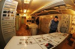 Zwei Männer stehen in der Leitzentrale des Atombunkers des ehemaligen DDR-Staatsratsvorsitzenden Erich Honecker bei Prenden (Barnim) in Brandenburg. (Foto: ddp)
