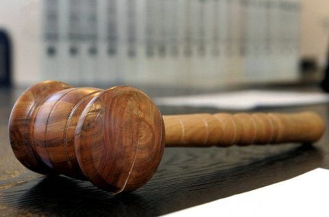 Ein Hammer liegt in einem Gerichtssaal. (FOTO: DPA)