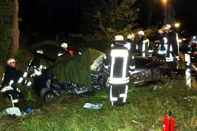 Rettungskräfte stehen nahe der Ortschaft Insel bei Stendal in Sachsen-Anhalt neben einem der beiden Auto-Wracks an der Stelle eines schweren Verkehrsunfalls, bei dem fünf Menschen getötet und zwei schwer verletzt worden sind. (Foto: dpa)