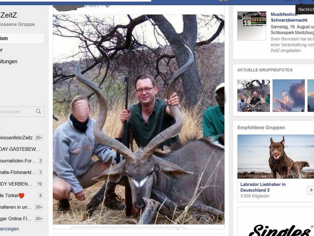 Christian Thieme posiert mit einem erlegten Kudu, einer Antilopenart. In Namibia ist die Jagd auf diese Tiere erlaubt.