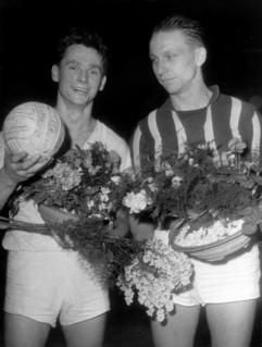 Der Mannschaftskapitän des SC DHFK Leipzig, Paul Tiedemann (l.), und der Kapitän des SC Dynamo Berlin, Rudi Hirsch (r.), aufgenommen bei der Ehrung nach dem Endspiel um die DDR-Meisterschaft im Hallenhandball am 17.02.1962 in Berlin. Die Leipziger hatten den Titel geholt. (Foto: dpa)