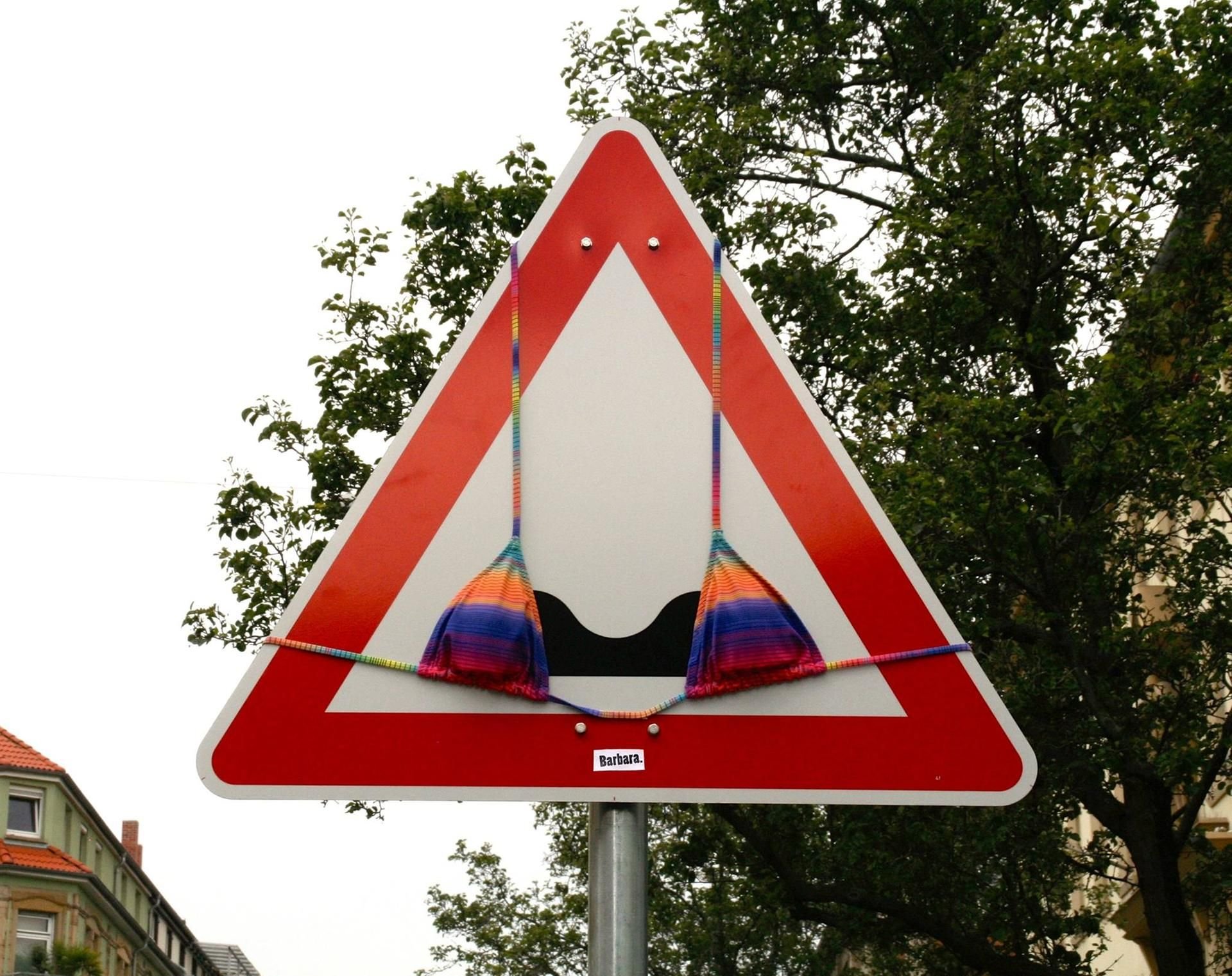 Das Bild eines Bikinis an einem Warnschild der Künstlerin Barbara war Facebook längere Zeit ein Dorn im Auge.