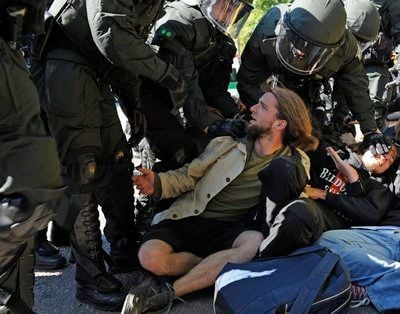 Polizisten entfernen in Altenburg Teilnehmer einer linken Gegendemonstration gegen das «Fest der Völker», die Bestandteile einer Sitzblockade sind. (Foto: ddp)
