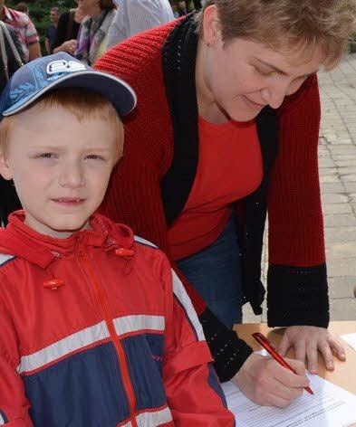 Annett Neubert meldet Sohn Toni in der Schule an.