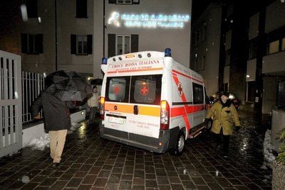 Eine seit 17 Jahren im Wachkoma liegende Italienerin darf jetzt sterben. Die 38-jährige Eluana Englaro wurde in der Nacht zum Dienstag aus einer Klinik im lombardischen Lecco in ein Altersheim in Udine transportiert. (FOTO: DPA)