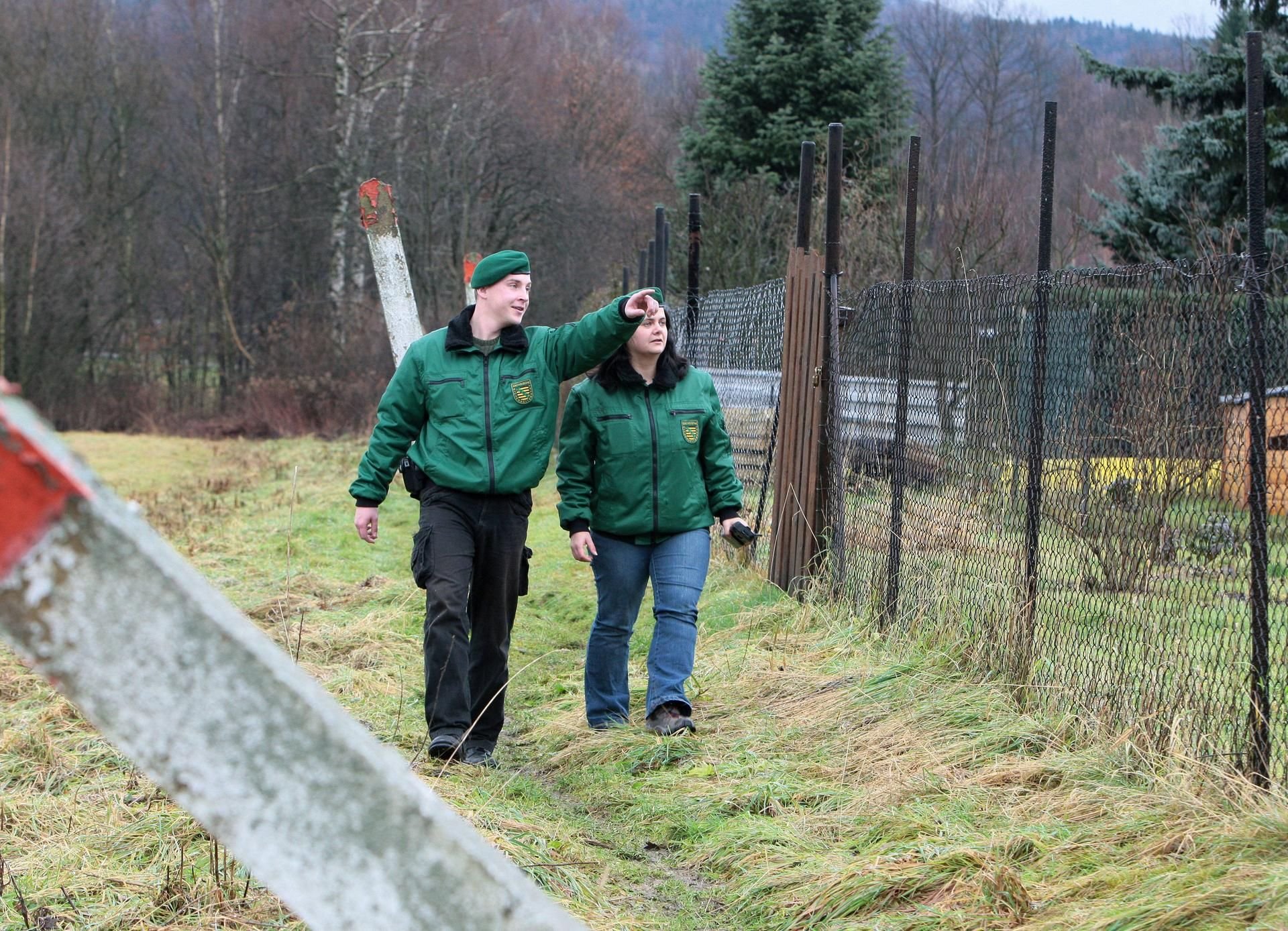 Zwei Mitarbeiter der Sächsischen Sicherheitswacht auf Streife (Archivbild)