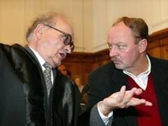 Ein ehemaliger Grenzsoldat der DDR hat nach seiner Doppelverurteilung wegen Mordes Anspruch auf Haftentschädigung. Das entschied das Bundesverwaltungsgericht in Leipzig am Donnerstag in einem Grundsatzurteil (Az.: BVerwG 3 C 7.02). Damit stehen dem Ex-Grenzer Günter Jablonski 37 119 Euro zu. Der heute 58-Jährige hatte 1962 bei der Flucht in den Westen einen Kameraden erschossen und wurde sowohl in der Bundesrepublik als auch in der ehemaligen DDR wegen Mordes verurteilt. Das Urteil der DDR- Justiz wurde 1994 aufgehoben. Dennoch verweigerte Bayern die Entschädigung.)