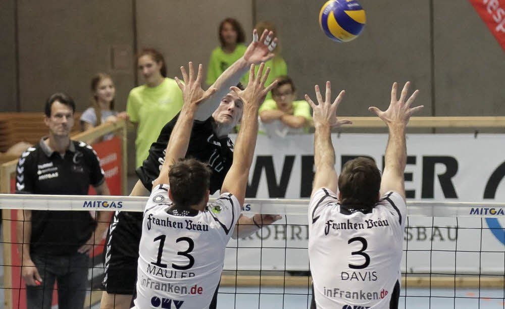 Jaroslaw Lech (beim Schlag) war mit elf Punkten zweitbester Angreifer des CV Mitteldeutschland. Trainer Quell (l.) beobachtet seine Aktion.