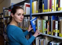 Die Historikerin Laetitia Harcour aus Paris entnimmt in der Bibliothek des Deutsch-Französischen Instituts (DFI) in Ludwigsburg aus den Regalen ein Buch (Foto vom 26.05.2004). Die 23-Jährige recherchiert in der Bibliothek für ihre Doktorabeit zum Thema "Die mentale Vorstellung des europäischen Raumes bei den politischen deutschen und französischen Machthabern und ihre Wirkung auf die Konstruktion Europas (1950-2000). (Foto: dpa)