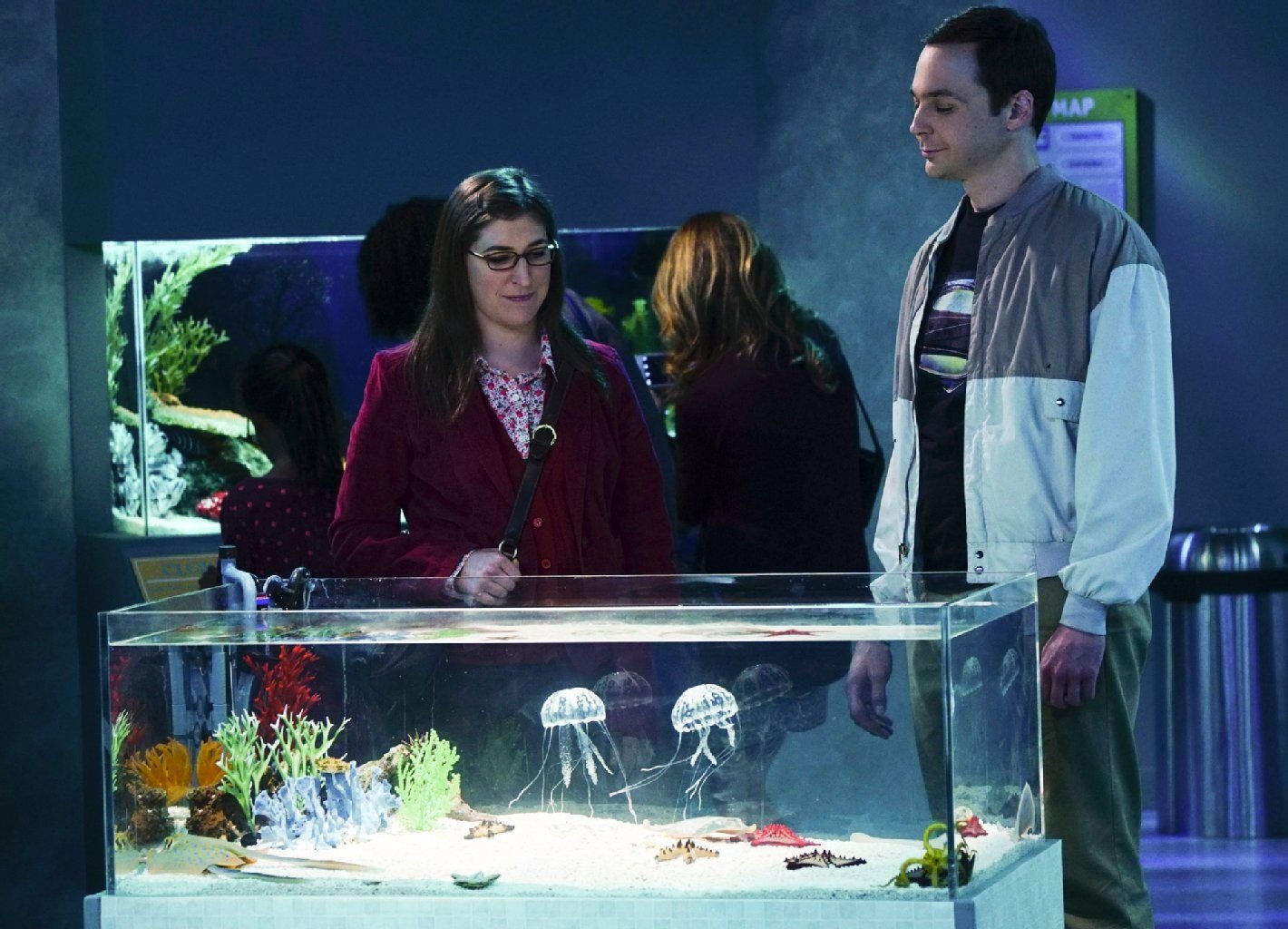 Jim Parsons (r) spielt in der Sitcom „The Big Bang Theory“ Sheldon Cooper, dem häufig das Lied „Soft Kitty“ vorgesungen wird.