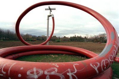 Elf Meter Höhe und 125 Meter Länge misst der Gartenschlauch des Pop-Art-Künstlers Claes Oldenburg, der seit 1983 den Escholz-Park in Freiburg ziert. (FOTO: DPA)