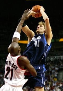 Dirk Nowitzki (r) beim Korbversuch gegen Portlands Ruben Patterson. (Foto: dpa)